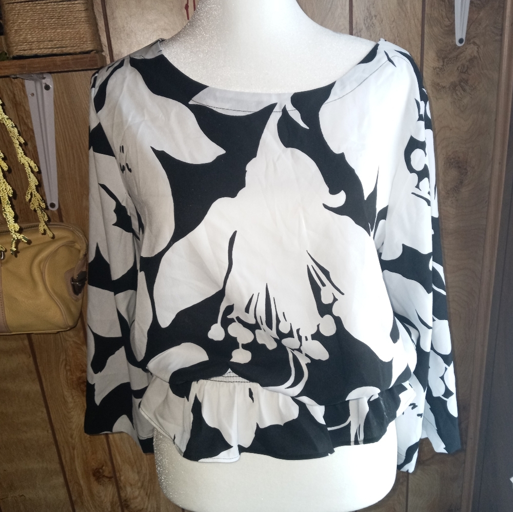 Black and White Women's Ann Taylor Size S blouse